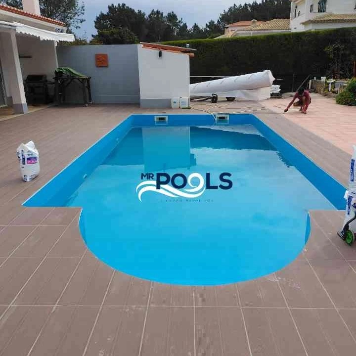 Piscina em manutenção