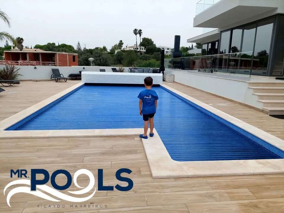 Piscina em manutenção